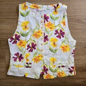 The VRG GRL Floral vest is a stylish and versatile addition to any wardrobe. Mad